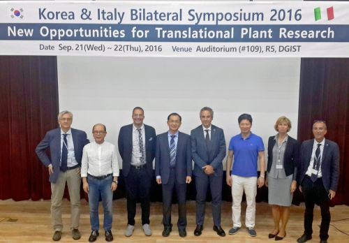 Da sinistra a destra: Aldo Ceriotti (Cnr, Italia), Hong Gil Nam (Dgist,Corea), Antoine Harfouche (Università della Tuscia, Italia), Sang Yeol Lee (Gyeongsang National University, Corea), Francesco Canganella (ambasciata d'Italia a Seoul), June Kwak (DGIS?