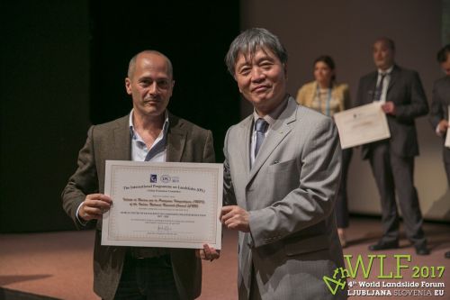 Consegna del certificato a Mario Parise, in rappresentanza del direttore del Cnr Irpi, Fausto Guzzetti