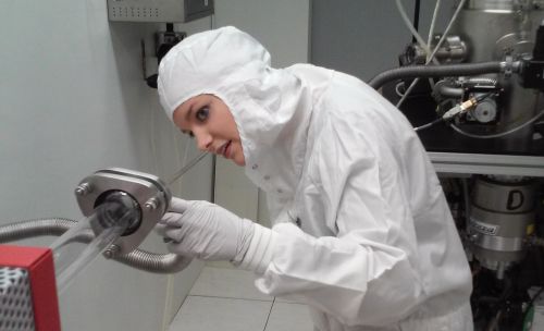 Meganne Christian nei laboratori Imm-Cnr, Bologna