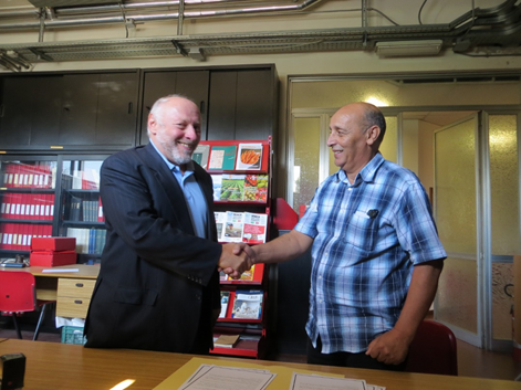 Stretta di mano tra il rappresentante del Rettore dell'Università di Tiaret, dott. Lazreg Benaichata ed il direttore Ibimet-Cnr dott. Antonio Raschi