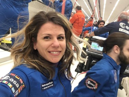 Fabiola Liscio di Cnr-Imm sperimenta l'assenza di gravità a bordo di un volo parabolico