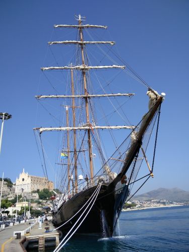 La nave scuola dell'Istituto Nautico G. Caboto 'Signora del Vento'