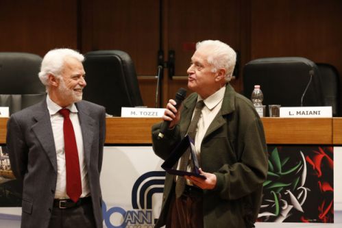 Giovanni Vittorio Pallottino (a destra) durante la cerimonia del Premio Nazionale di divulgazione scientifica 2013 Giancarlo Dosi, a sinistra il divuiglatore Paco Lanciano (credits: Ail)