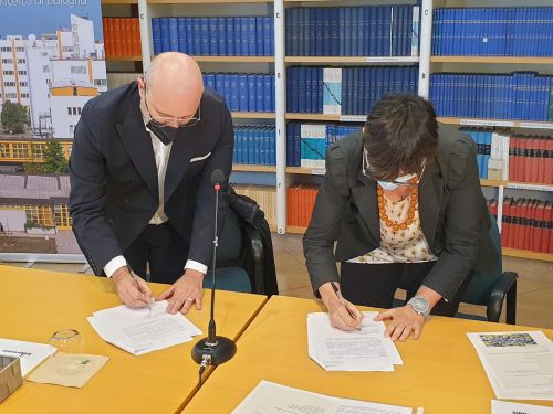 Il presidente della Regione Emilia-Romagna, Stefano Bonaccini e la presidente del Cnr Maria Chiara Carrozza firmano il Patto