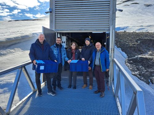 La delegazione dell'IBBR-CNR davanti all'entrata del Global Seed Vault alle Isole Svalbard.