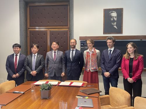 Firma accordo Cnr e MABIK (al centro Francesco Petracchini, alla sua destra Wan-hyun Choi)