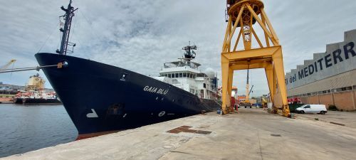 La nave oceanografica del Cnr Gaia Blu in partenza dal porto di Napoli