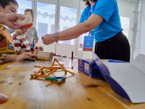 Una volontaria illustra le proprietà magnetiche di oggetti di uso quotidiano