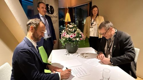 Firma del MoU, a sinistra il Direttore del Cnr-Dsstta Francesco Petracchini, a destra il Vice Rettore dell'Università Artica di Norvegia Jorgen Berge