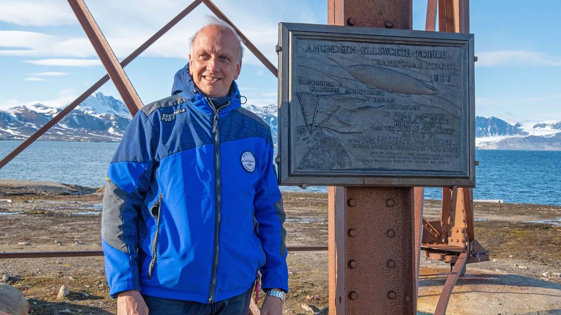 Il Ministro Marco Bussetti accanto alla targa che ricorda l'impresa di Nobile e Amundsen del 1926