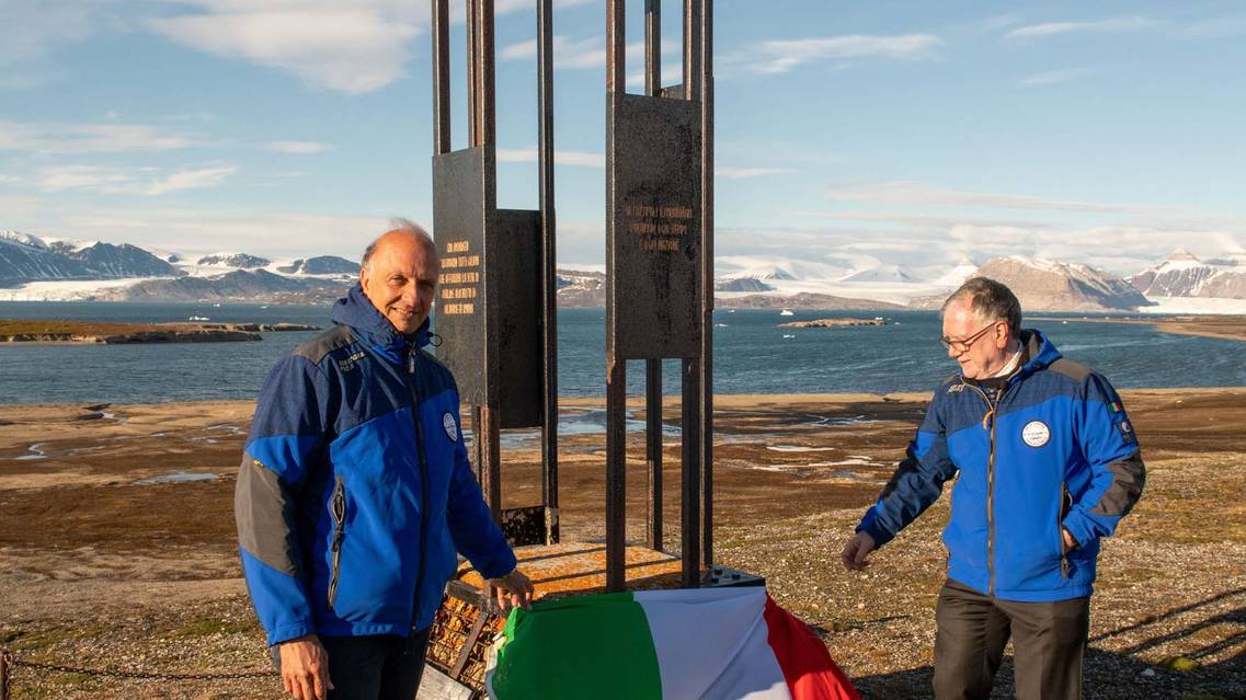 Il Ministro Marco Bussetti e il presidente del Cnr Massimo Inguscio onorano il monumento dedicato al generale Nobile 