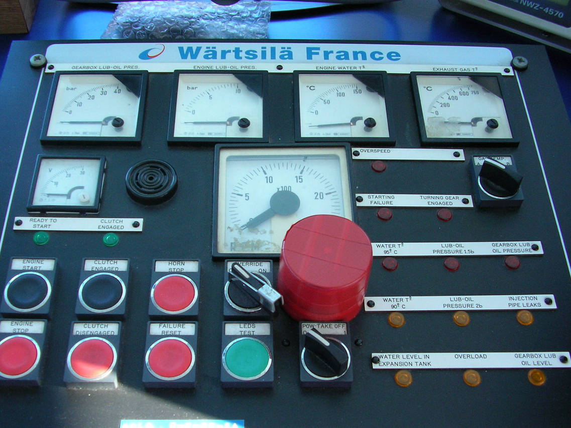 Quadro di controllo del motore WARTSILA che permette la sorveglianza continua del propulsore